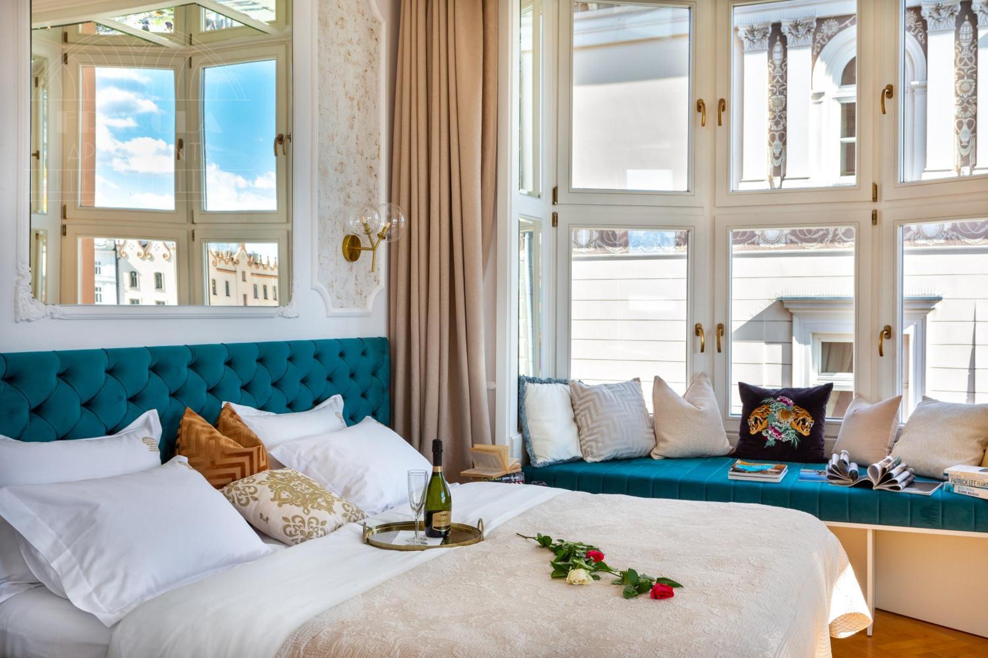 Feniks Fragola Apartments Main Square Krakow Luaran gambar