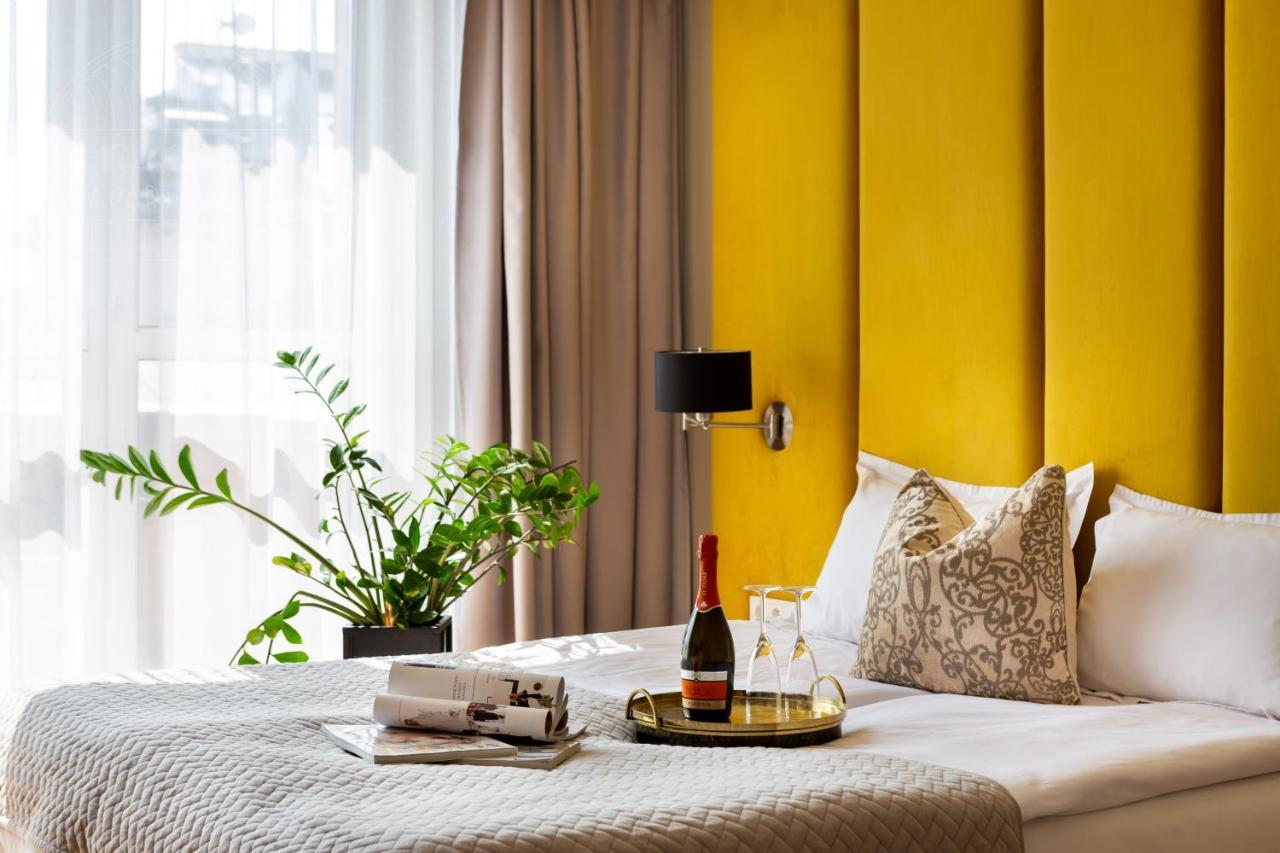 Feniks Fragola Apartments Main Square Krakow Luaran gambar